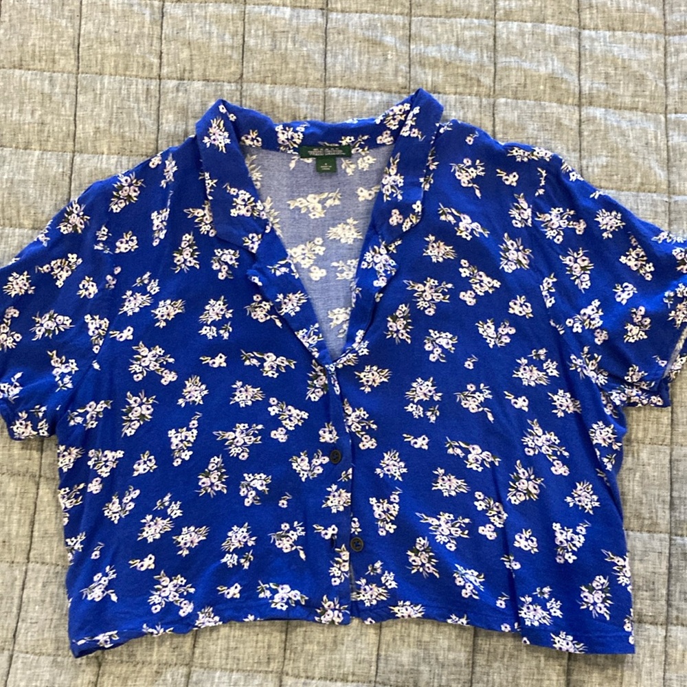 LAST CALL Wild fable size small three button crop top in a floral print